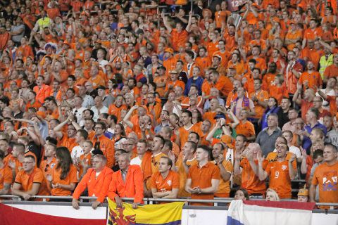 'Oranjefans die anderen moeten rapporteren en aangeven, dat riekt naar NSB-praktijken'