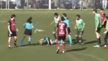 🎥 | Argentijnse voetballer slaat vrouwelijke scheids op haar gezicht