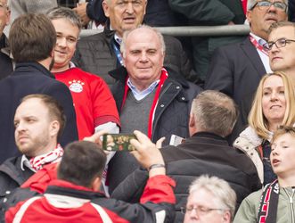 Beckenbauer en Rummenigge steken wat veren in achterste van Bayern-voorzitter Hoeness