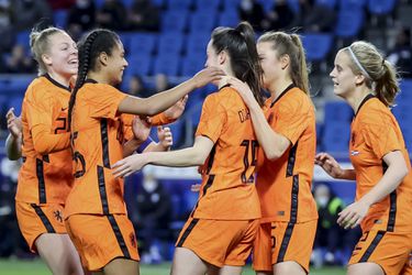 Oranje B-Leeuwinnen easy voorbij Finland bij toernooitje in Frankrijk