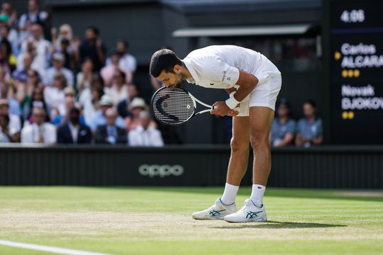 Novak Djokovic moet 7000 euro aftikken na Wimbledon-finale: fan bemachtigt zijn racket