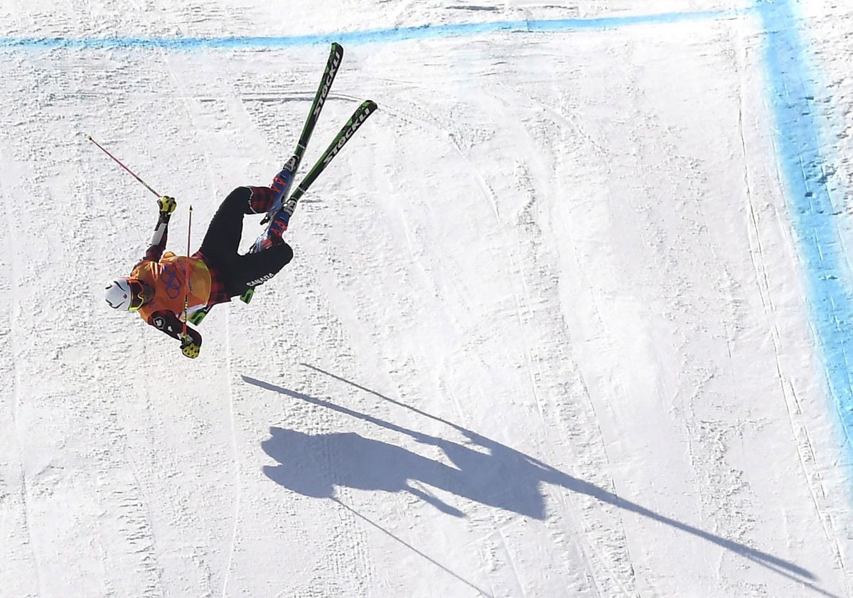 Skicross vol pijnlijke crashes: 3 skiërs afgevoerd naar ziekenhuis (video)
