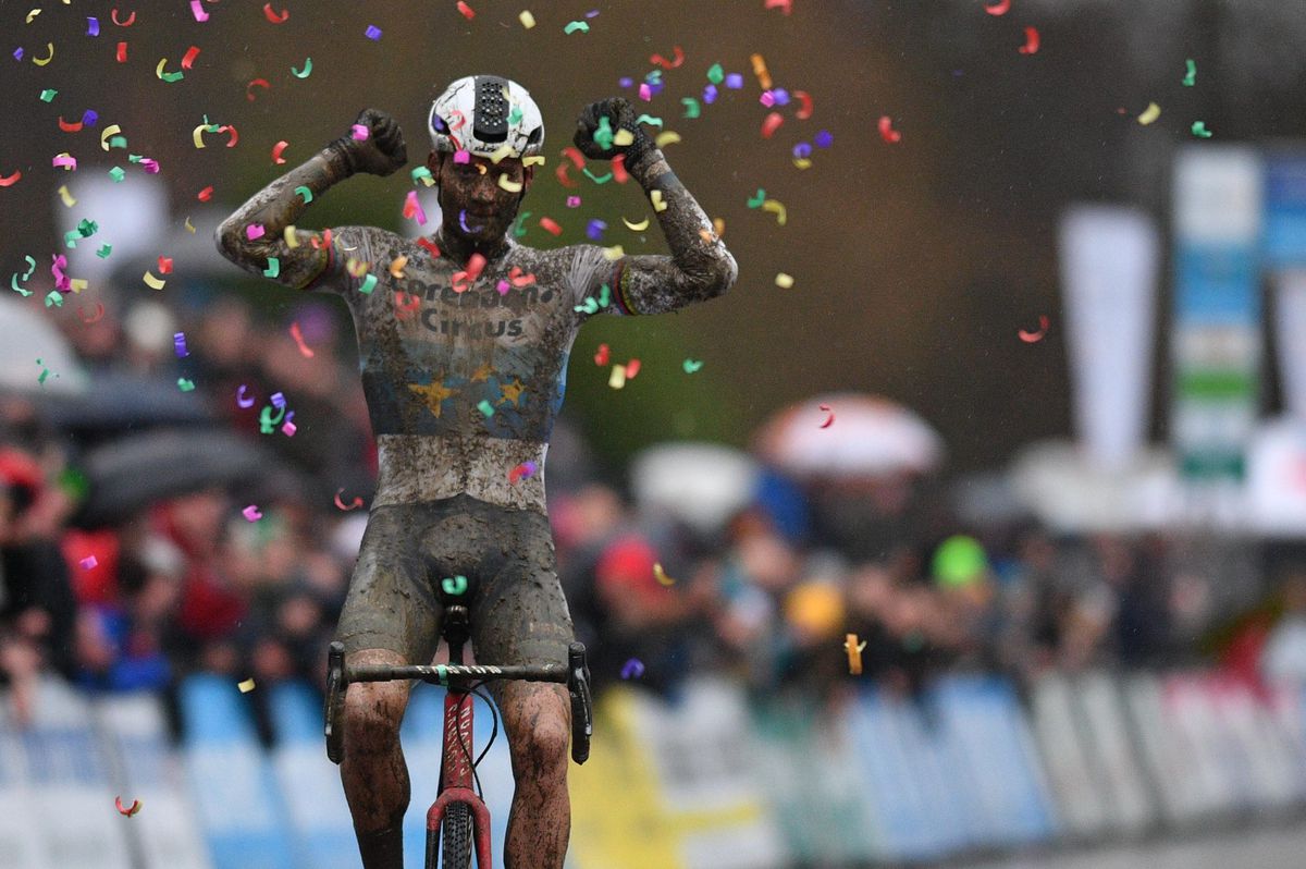 Mathieu van der Poel ook in nieuwe jaar oppermachtig: solo over de finish in Baal