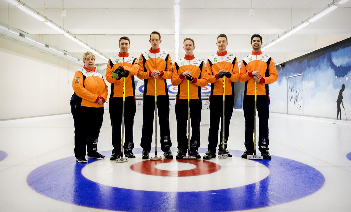 Nederlandse curlingmannen winnen dik van Finland en houden hoop op Winterspelen