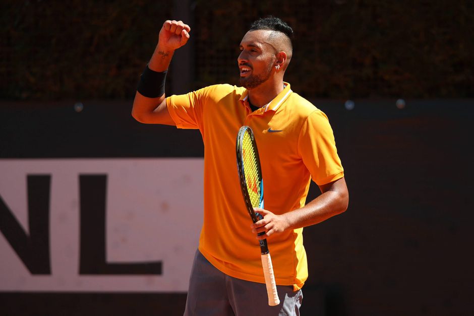 Tennisser Kyrgios wordt weer eens HE-LE-MAAL loco en smijt zooi de baan op (video)