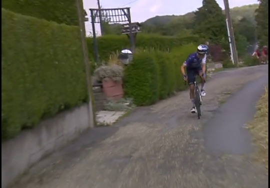 🎥 | Chaos in Ronde van Wallonië: verkeerde afslag, spookrijders, koers stilgelegd