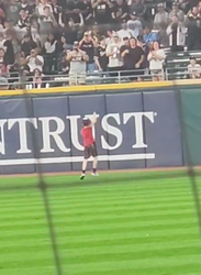 🎥 | Zéér jonge MLB-supporter bestormt speelveld tijdens White Sox-wedstrijd