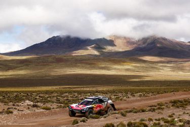 Veteraan Sainz grijpt macht in Dakar en wint lange proef