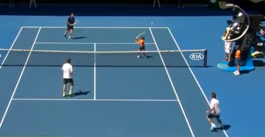 Ballenjongen mag meedoen op Australian Open en heeft dag van z'n leven (video)