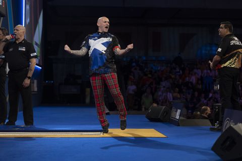 Alan Soutar heeft er weer alle sets voor nodig, maar gooit wel Jose De Sousa naar huis op WK darts