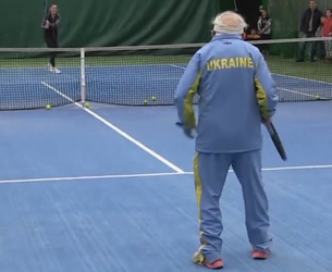 🎥 | Oudste tennisser ter wereld vlucht uit Oekraïne en slaat balletje met Aga Radwanska