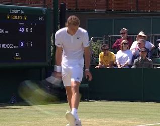 🎥​ | Nice! 18-jarige tennisser wint op 'arrogante' Kyrgios-wijze in jongenstoernooi Wimbledon