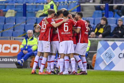 AZ zet druk op Feyenoord met kleine zege in Arnhem