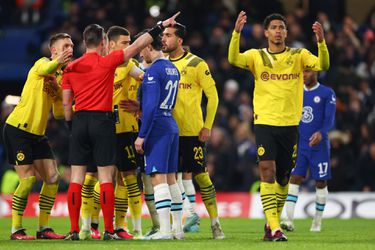 🎥 | Dortmund niet blij met 'arrogante' Makkelie: 'Was hij bang voor Stamford Bridge?'