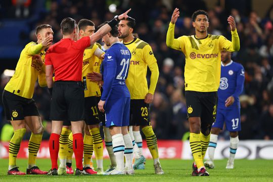 🎥 | Dortmund niet blij met 'arrogante' Makkelie: 'Was hij bang voor Stamford Bridge?'