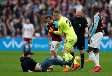 Chaos bij West Ham: fans sprinten veld op en halen verhaal bij bestuur (video)