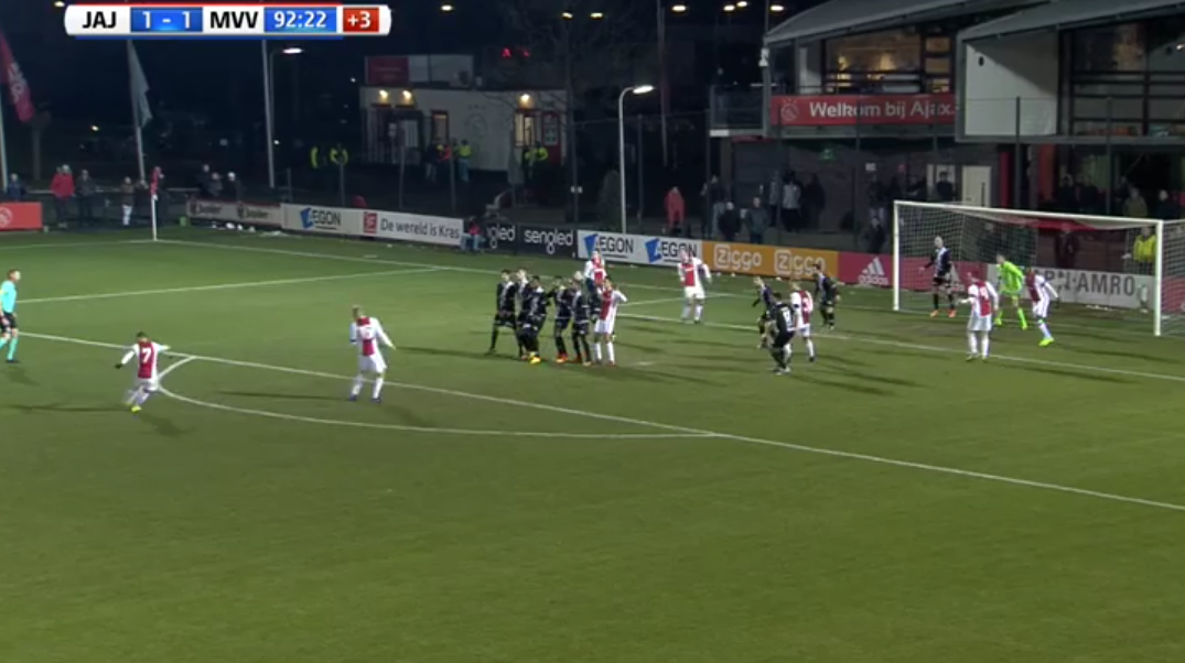 Cerny schiet vrije trap bij Jong Ajax richting de maan (video)