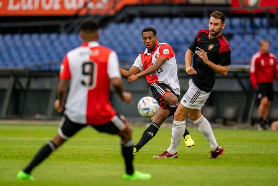 Feyenoord verliest in lege Kuip in slotseconden van Osasuna