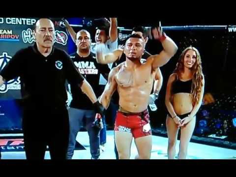 MMA-vechter deelt per ongeluk volle hoek uit aan ringbabe (video)
