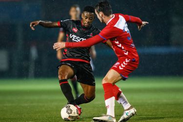 Wedstrijd Jong FC Utrecht - Helmond Sport stilgelegd door waterballet op veld (video)