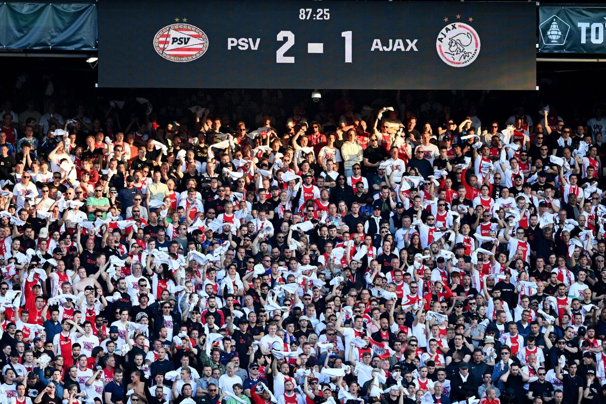 Ajax-supporters vernielen toiletten De Kuip en plassen op stoeltjes