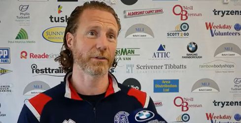 🎥 | Bizarre voorbeschouwing coach Aldershot: 'Heeft een pinguïn het koud? Dit moeten we weten'