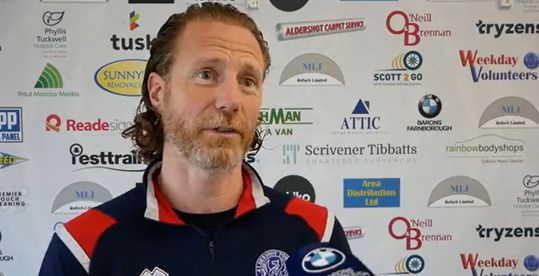 🎥 | Bizarre voorbeschouwing coach Aldershot: 'Heeft een pinguïn het koud? Dit moeten we weten'