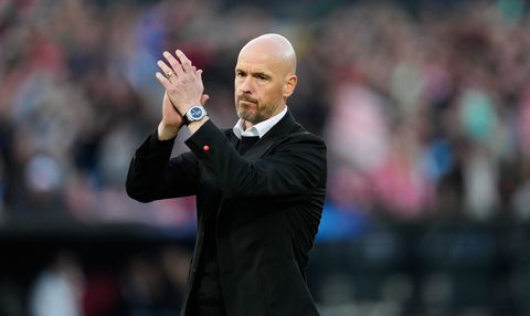 🎥 | Erik ten Hag feliciteert PSV, maaaaaaar: 'Er had maar 1 ploeg met de beker mogen staan'