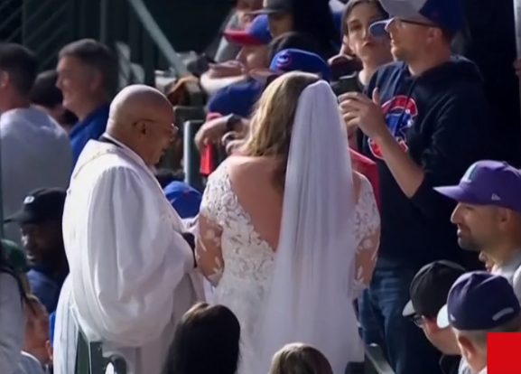🎥👰 | Love is in the honkbalstadium: superfans trouwen tijdens wedstrijd