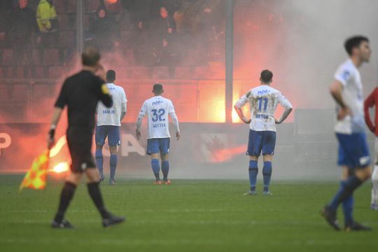 🎥 | Vitesse-fans verprutsen het voor de rest: duel met FC Utrecht gestaakt vanwege vuurwerk