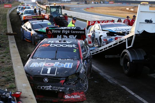 WOW! 12 auto's betrokken bij zieke crash in Australië (video)