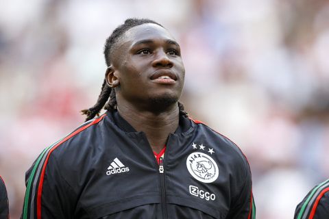 Bikkel! Ajax-speler Calvin Bassey schudt enkelblessure alweer af en kan spelen tegen Liverpool