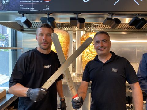 Na heerlijke kebabs gaat Lukas Podolski Duitsers blij maken met een gruwelijk festival