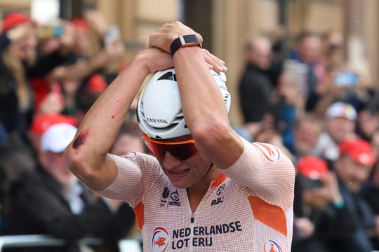 🎥 | NEE! Mathieu van der Poel geeft op bij WK mountainbike na val