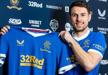Giovanni van Bronckhorst verwelkomt Aaron Ramsey bij Rangers FC