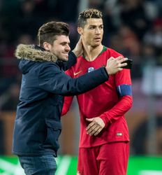 Fan wil kusje en selfie van Ronaldo, maar CR7 blijft ijskoud (video)