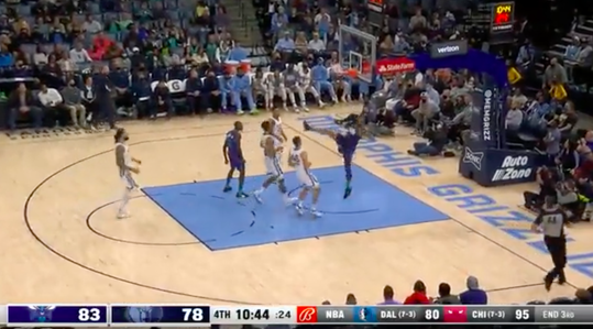 😂🎥 | Schreeuwende NBA-commentator wordt gek na dunk: 'HOE DAN!? Humdieliedie!'