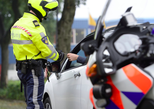 Politie krijgt kritiek op tweet over bekeurde eredivisiespeler die te hard rijdt: 'Genânt'