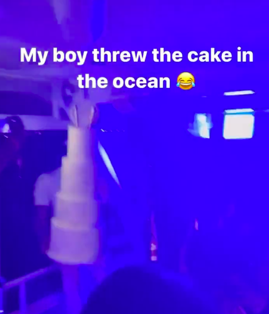 🎥 | Bedankt! Jarige Harden gooit giga-verjaardagstaart overboord van feestjacht