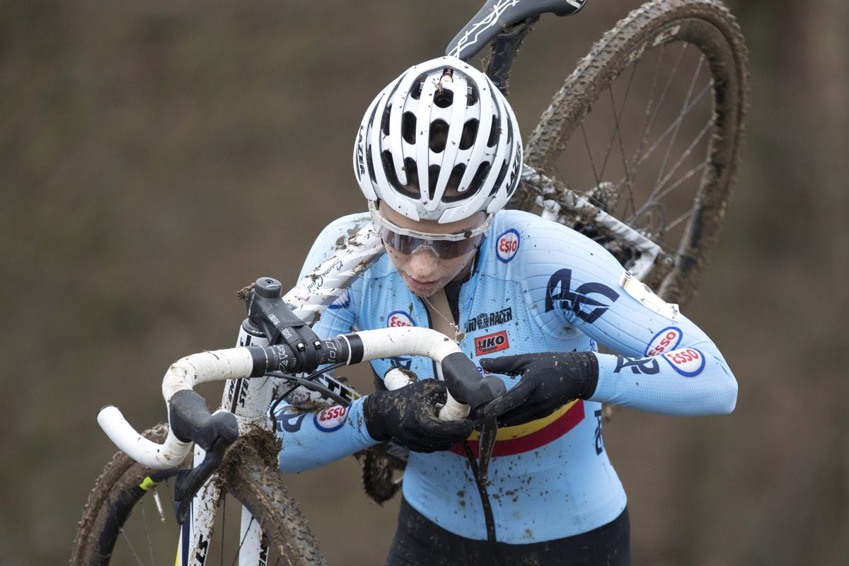 Broer en teammanagers Sanne Cant boksen een rondje met beveiligers