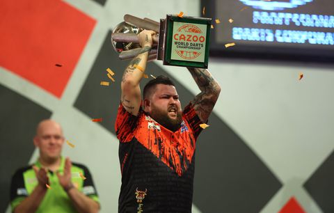 Michael Smith voor het eerst wereldkampioen na zinderende finale tegen Michael van Gerwen