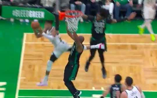 🎥 | Notenkraker! NBA'er Williams III krijgt schoen van Giannis vol in het klokkenspel