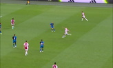 🎥 | Goeie genade! Ajax-debutant Jakov Medić poeiert bal keihard in de kruising