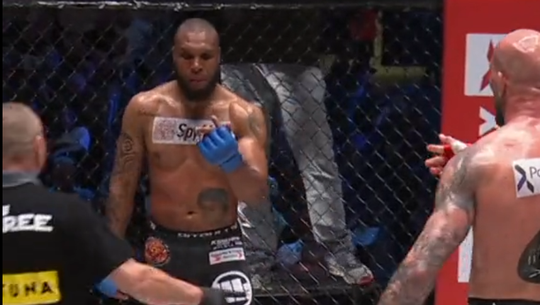 🎥​ | Jason Wilnis knakt bij KSW-debuut zijn middelvinger: einde gevecht