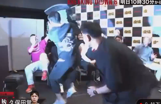 🎥 | BIZAR: Japanse MMA-vechter valt tegenstander aan met stoel op persconferentie