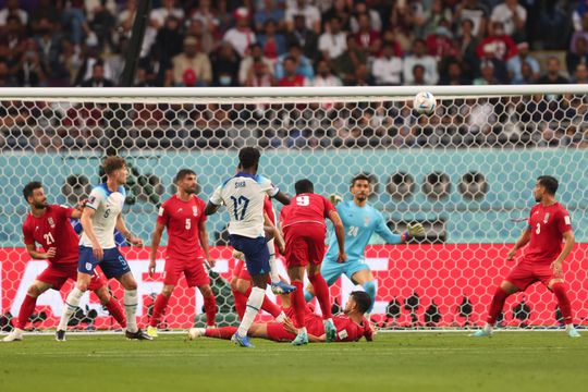 🎥​ | Nu al nominatie voor goal van het WK? Bukayo Saka volleert via onderkant lat raak