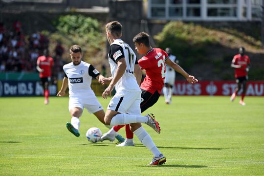 Bakker en Frimpong zetten zich met Bayer Leverkusen voor schut tegen derde divisionist in Duitse beker