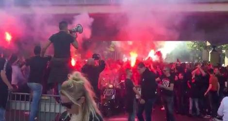 FC Utrecht-fans bouwen pyro-feestje voor 1e duel met Vitesse: 'Allez allez allez!' (video)