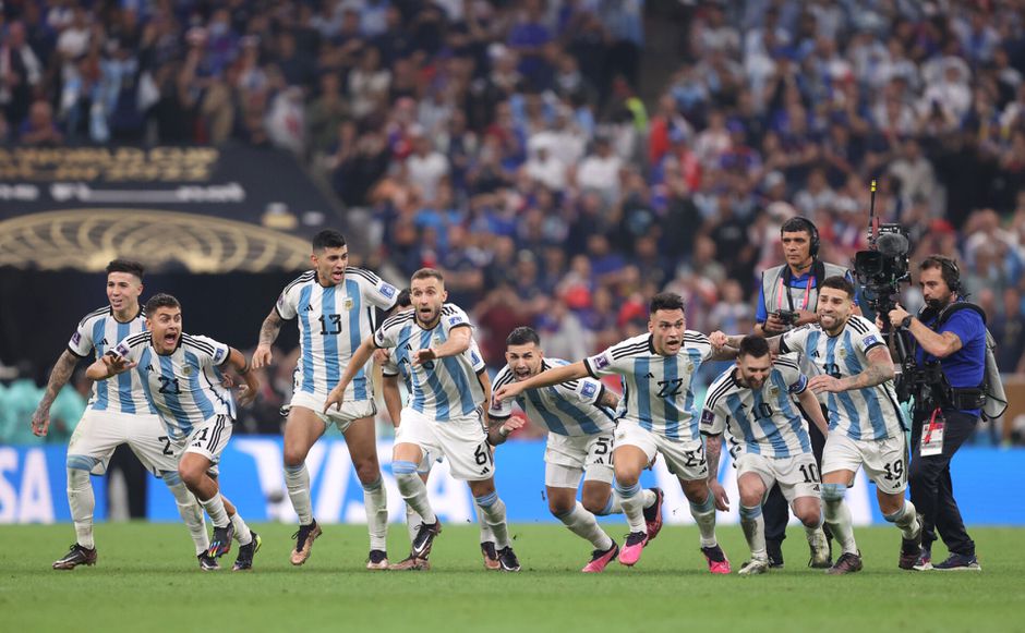 De GOAT is eindelijk wereldkampioen! Argentinië wint in bloedstollende finale na pingels van Frankrijk