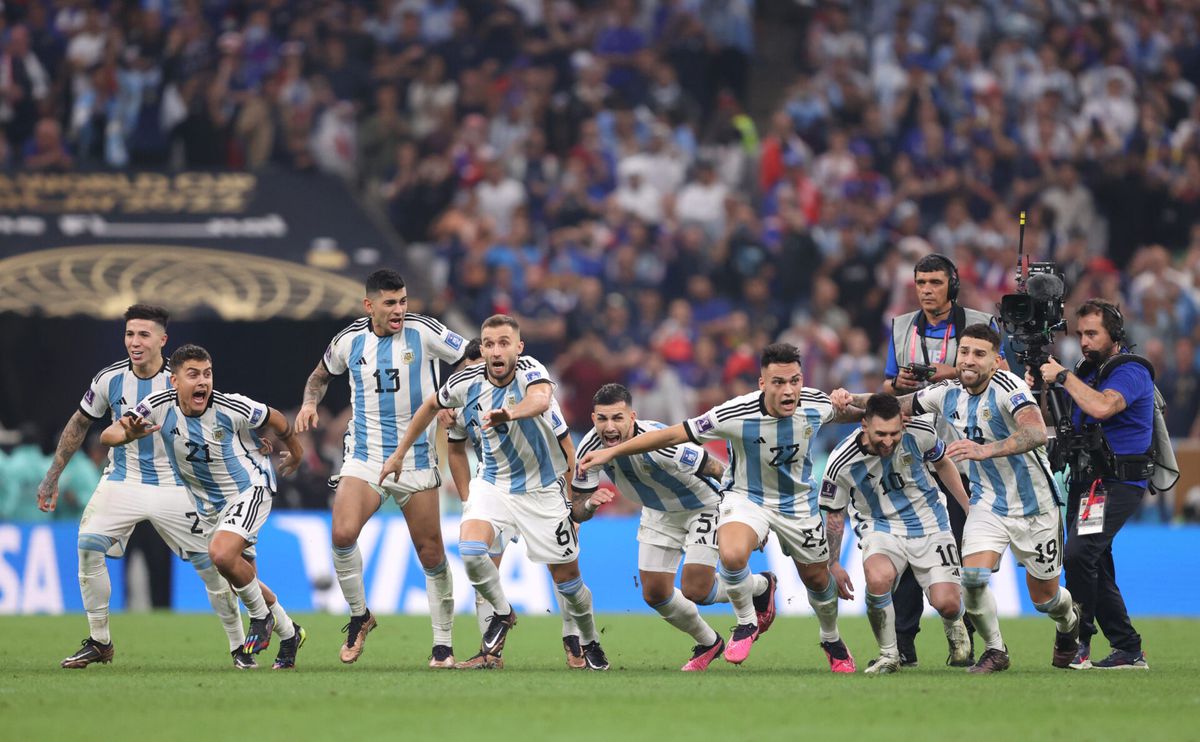 De GOAT is eindelijk wereldkampioen! Argentinië wint in bloedstollende finale na pingels van Frankrijk